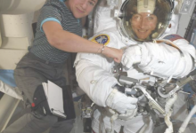 美国宇航局在春季西装襟翼后首次进行全女性太空行走