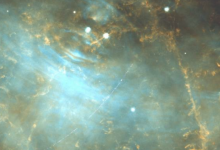 哈勃太空望远镜在遥远星系或星云的照片上留下其痕迹