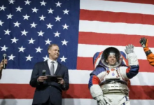 美国宇航局为即将进行的月球飞行任务推出新的太空服