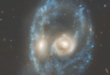 哈勃太空望远镜拍摄的这张新图片捕获了两个大小相等的星系