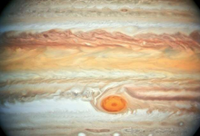 木星上的云层上升到周围的大气层之上