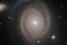 哈勃望远镜观察一个不太孤独的星系