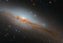 哈勃望远镜注视着一个正在发射的星系