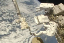 太空行走的宇航员向宇宙探测器添加新的泵