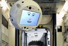 具有AI功能的辅助机器人重返太空站