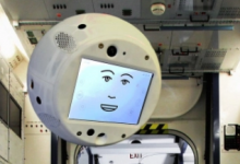 在太空发生情感崩溃的AI机器人得到了升级