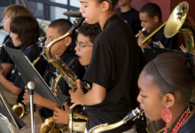 在资源有限的情况下 学校找到了保持音乐节目协调的方法