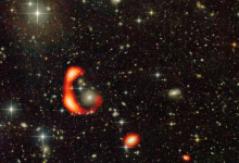 在遥远的大质量星系附近发现了巨大的中性氢环