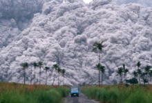 菲律宾的塔尔火山在一次喷发中向马尼拉喷洒灰烬