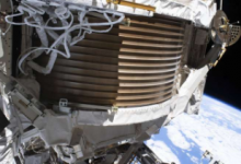 空间站的宇宙探测器在4次太空行走后工作