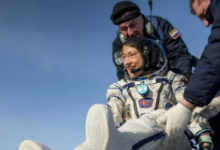 在太空度过了328天的ISS宇航员克里斯蒂娜·科赫回到地球