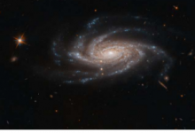 哈勃太空望远镜拍到螺旋星系NGC 2008其幽灵般的螺旋臂向我们扩展
