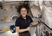 美国宇航局宇航员克里斯蒂娜·科赫在创纪录的11个月太空飞行后感觉良好