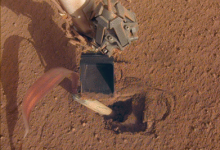火星InSight着陆器推动火星地表的顶部