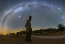 在华丽的夜空照片中捕捉到银河系的季节性转变