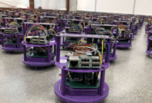 一百个小型机器人在实验室里排队