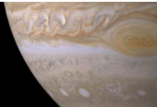 随着表面积减少木星的红点厚度保持稳定