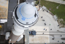 美国宇航局已与SpaceX等航空航天开发商签约以开发可载人航天器