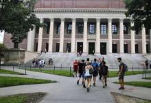 哈佛大学邀请新生进入校园 但课程仍保持在线状态