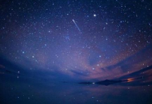 专家说黑暗的天空中的闪光可能是随机流星
