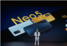 iQOO Neo5正面采用了中置挖孔屏设计