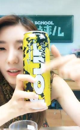 男主播被美女骗喝断片酒FOUR LOKO 万人围观(图)