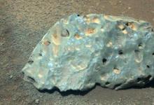 毅力漫游者调查火星上奇怪的绿色岩石