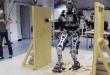 机器人正在学习使用多接触运动来移动