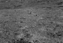月球车在月球上发现一块奇怪的岩石