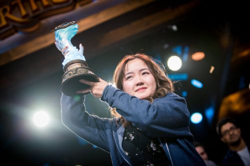 炉石传说首位女选手夺冠 中国选手狮酱创造历史！