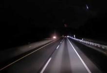 卡车司机用相机捕捉到一颗流星划过天空