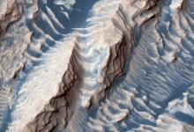 宇航局的新火星图像显示了一个大撞击坑中的沙台阶