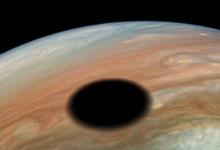 宇航局图像显示火山卫星艾欧在木星上投下阴影