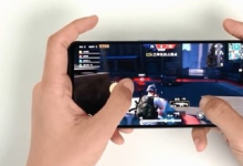 红魔5S游戏手机配备的双游戏肩键能让吃鸡小白轻松越级