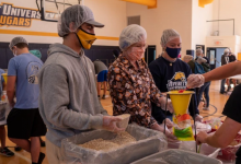 埃弗里特大学将打包 2 万份餐食将捐赠给当地的食品银行