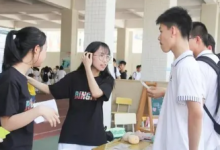 大学的学生帮助会说多种语言的学生展示他们语言技能的价值