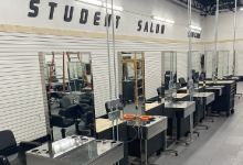 特克萨卡纳的TonsorialArtsBarberCollege为第一堂美容课做准备